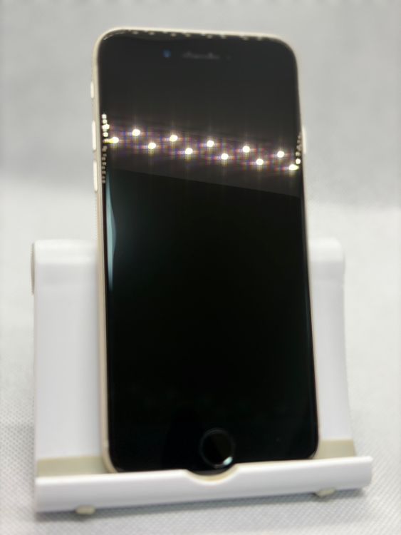 ��SIM�ե꡼ iPhoneSE ��3���� 64GB �������饤�� �Хåƥ꡼81%