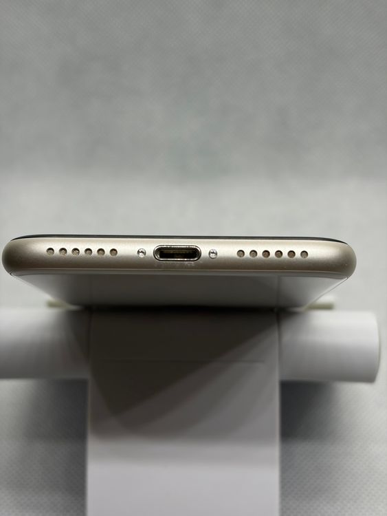 ���Хåƥ꡼100% SIM�ե꡼ iPhoneSE ��3���� 64GB �������饤��