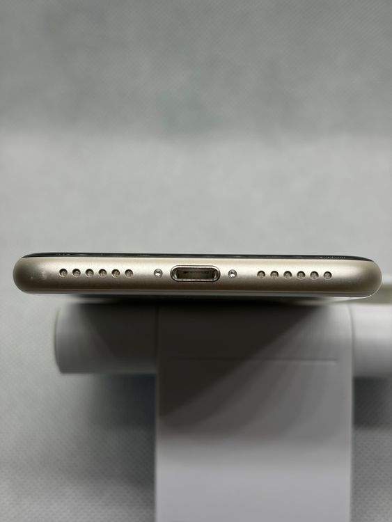 ������ SIM�ե꡼ iPhoneSE ��3���� 64GB �������饤�� �Хåƥ꡼82%