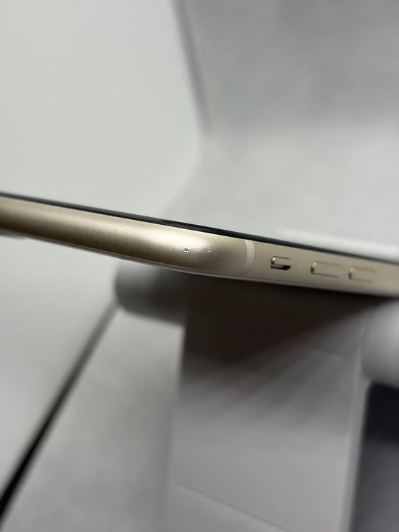 ��SIM�ե꡼ iPhoneSE ��3���� 64GB �������饤�� �Хåƥ꡼80%