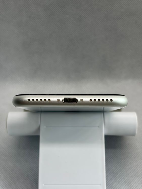 ���Хåƥ꡼82% SIM�ե꡼ iPhoneSE ��2���� 64GB �ۥ磻��