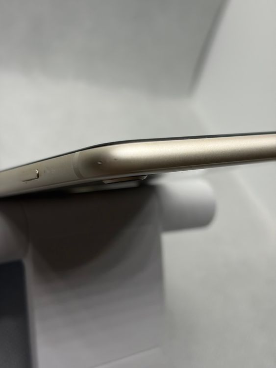 ��SIM�ե꡼ iPhoneSE ��3���� 64GB �������饤�� �Хåƥ꡼80%