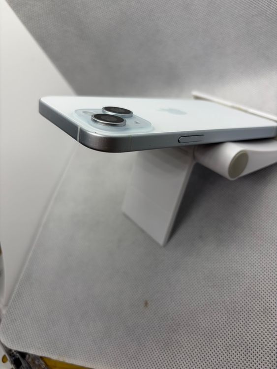 ���Хåƥ꡼89% SIM�ե꡼ iPhone15 256GB �֥롼