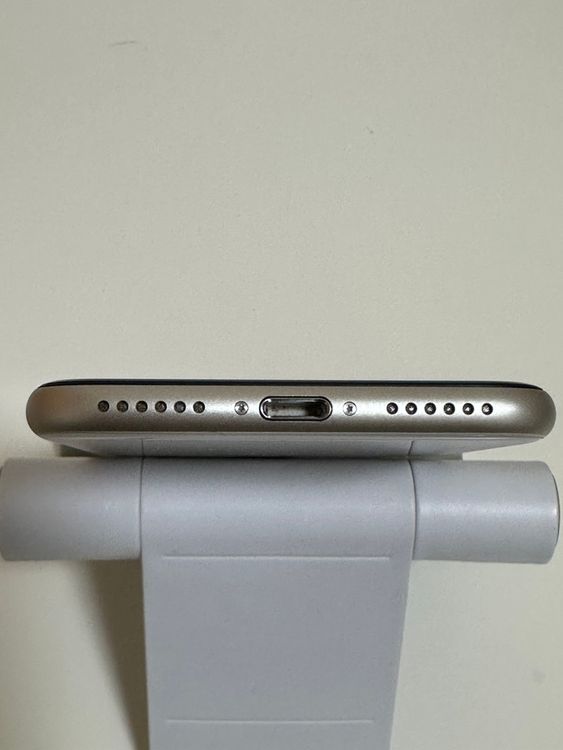 ������Ʊ�� �Хåƥ꡼86% SIM�ե꡼ iPhoneSE ��3���� 128GB �������饤��