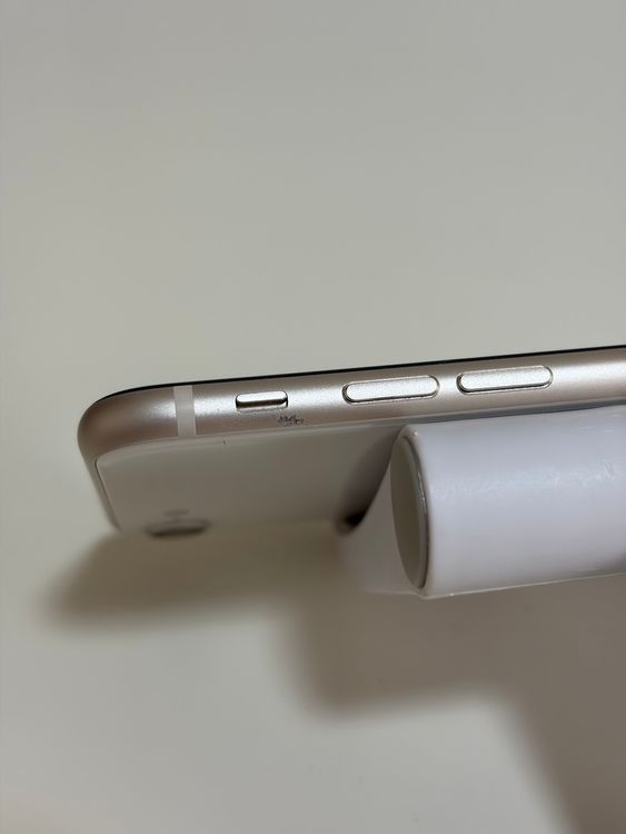 ���Хåƥ꡼89% SIM�ե꡼ iPhoneSE ��3���� 128GB �������饤��