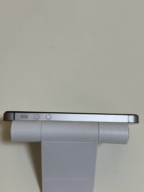 ���Хåƥ꡼97% docomo iPhoneSE 64GB ���ڡ������쥤