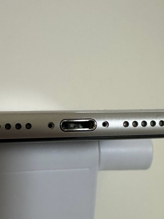 ���Хåƥ꡼80% SIM�ե꡼ iPhoneSE ��2���� 64GB �ۥ磻��