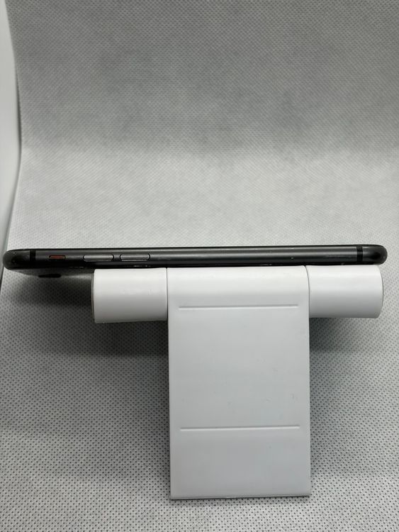 ���Хåƥ꡼85% SIM�ե꡼ iPhone8 64GB ���졼