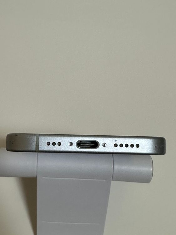 ���Хåƥ꡼83% SIM�ե꡼ iPhone15 128GB �֥롼