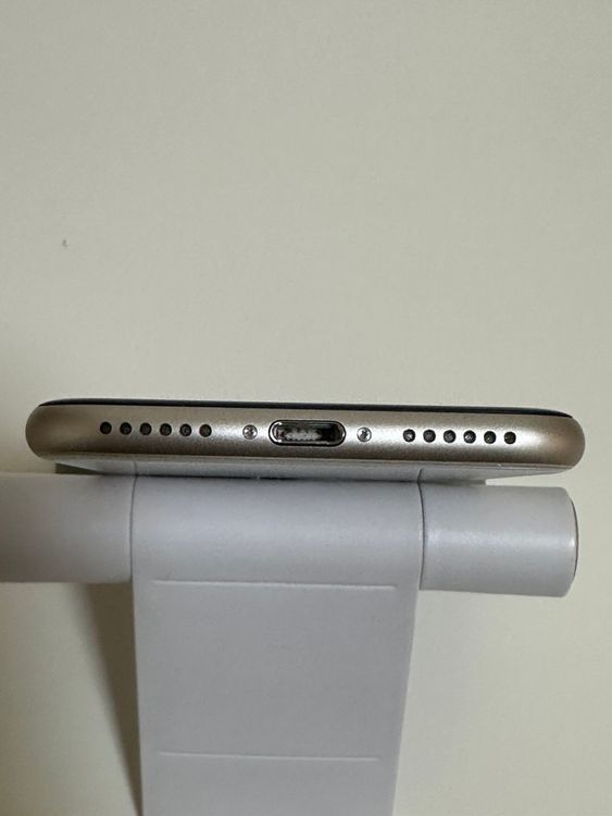 ��SIM�ե꡼ iPhoneSE ��3���� 64GB �������饤��