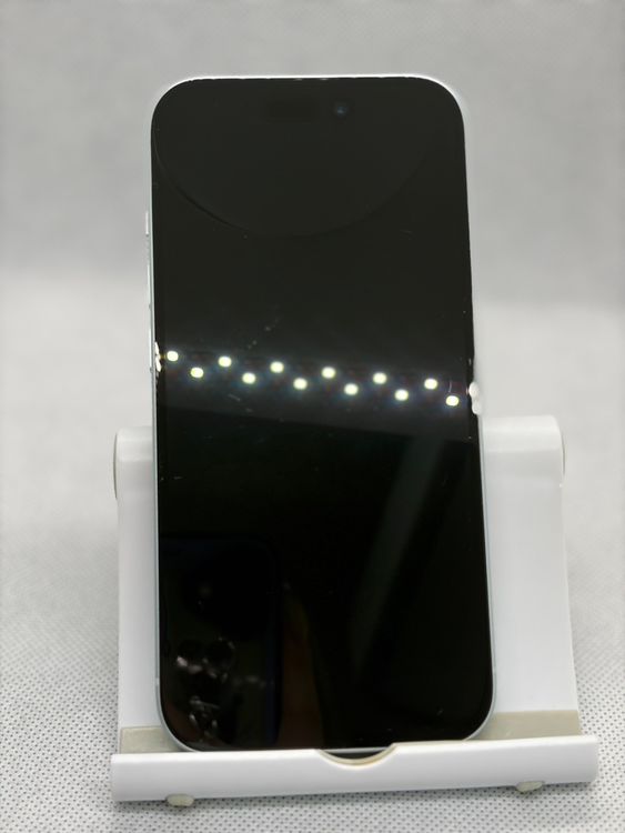 ���Хåƥ꡼84% SIM�ե꡼ iPhone15 256GB �֥롼