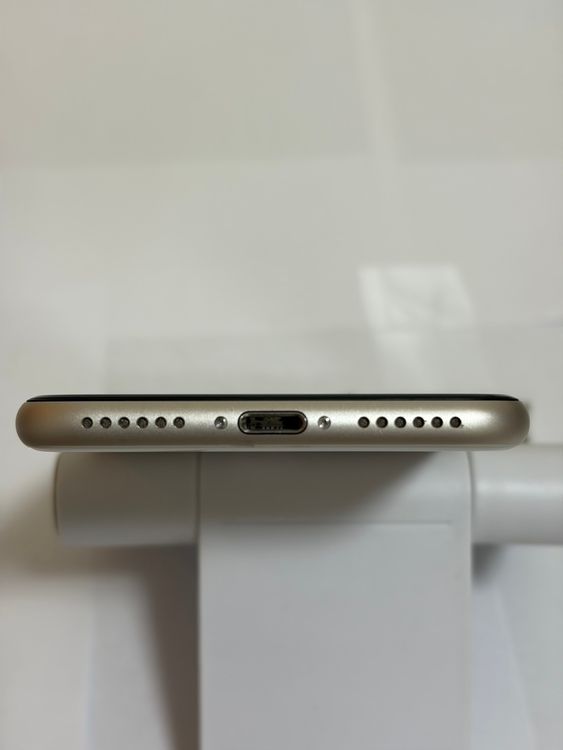 ��Ķ���� �Хåƥ꡼84% SIM�ե꡼ iPhoneSE ��3���� 64GB �������饤��