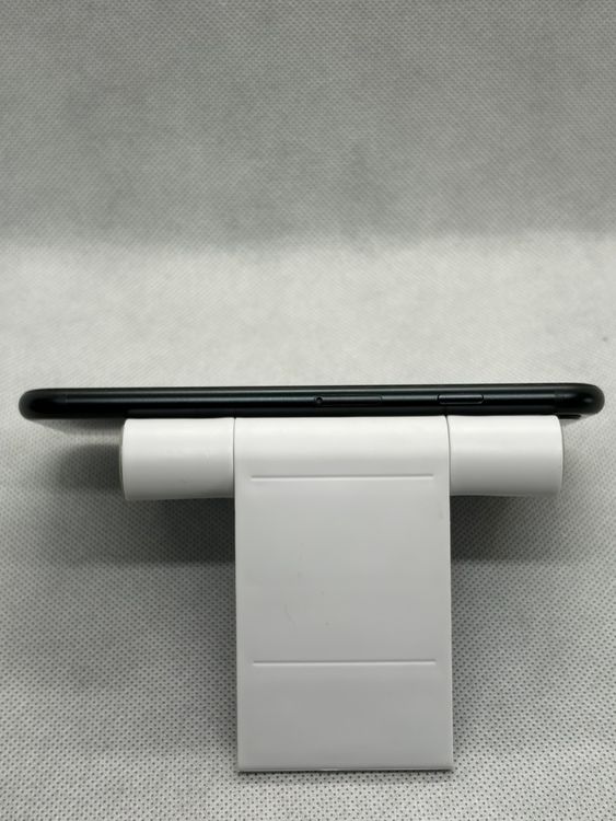 ��SIM�ե꡼ iPhoneSE ��3���� 128GB �ߥåɥʥ��� �Хåƥ꡼83%