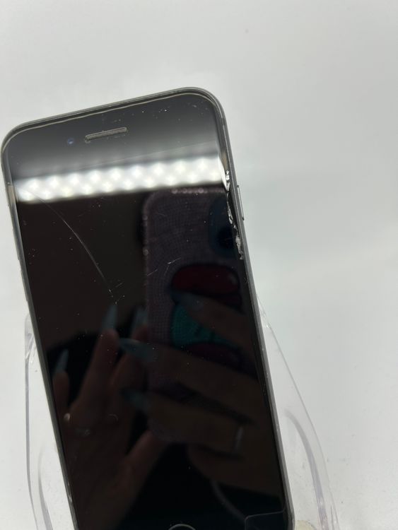 ��SIM�ե꡼ iPhone8  64GB ���ڡ������쥤 �Хåƥ꡼83%