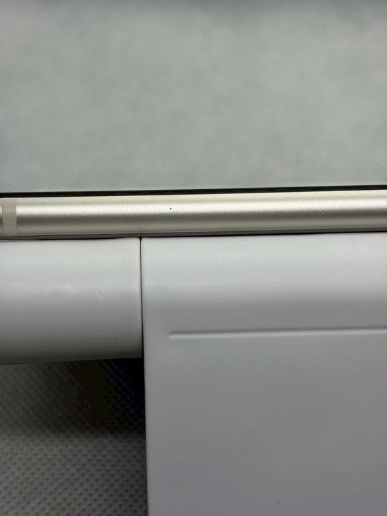 ���Хåƥ꡼87% Ķ���� SIM�ե꡼ iPhoneSE ��3���� 64GB �������饤��