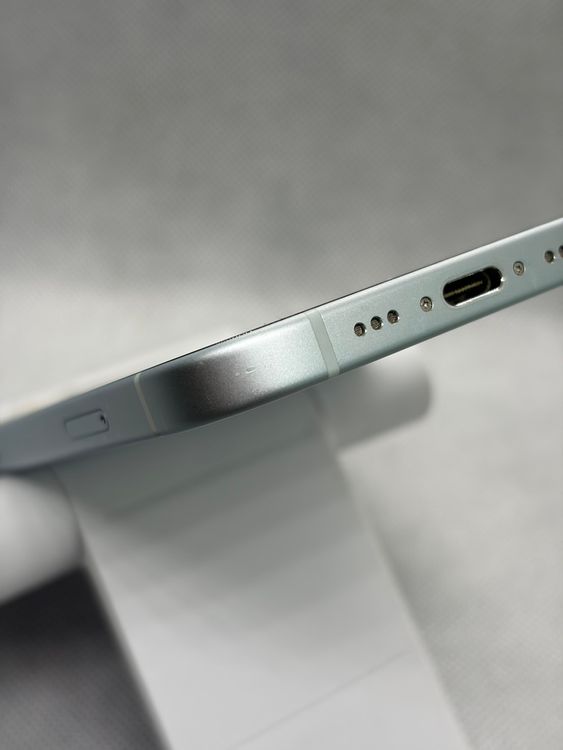 ���Хåƥ꡼84% SIM�ե꡼ iPhone15 256GB �֥롼