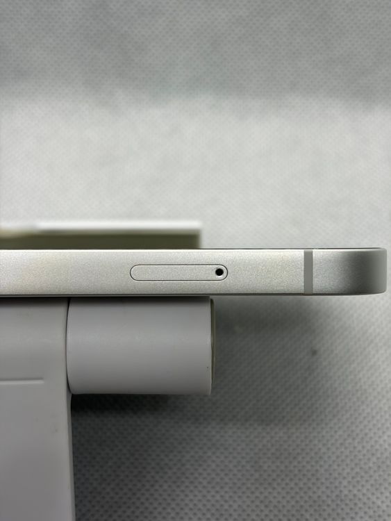 ���Хåƥ꡼100% SIM�ե꡼ iPhone16e 128GB �ۥ磻��