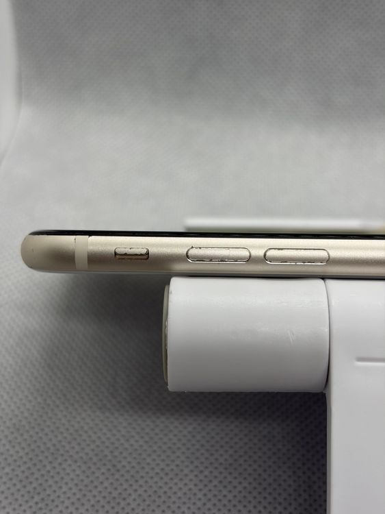 ��SIM�ե꡼ iPhoneSE ��3���� 64GB �������饤�� �Хåƥ꡼81%