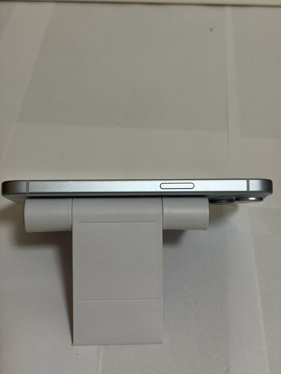 ���Хåƥ꡼87% SIM�ե꡼ iPhone15 128GB �֥롼
