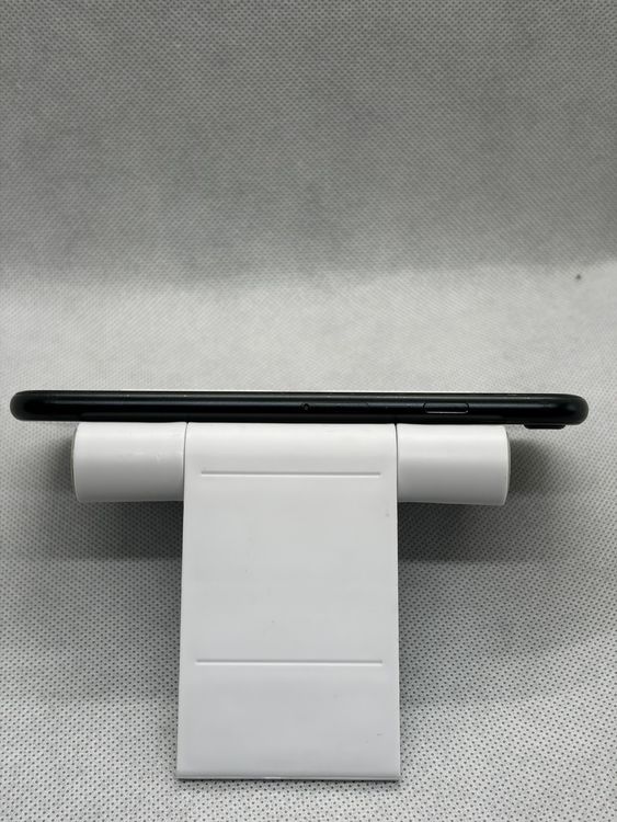 ���Хåƥ꡼81% SIM�ե꡼ iPhoneSE��3���� 128GB �ߥåɥʥ���