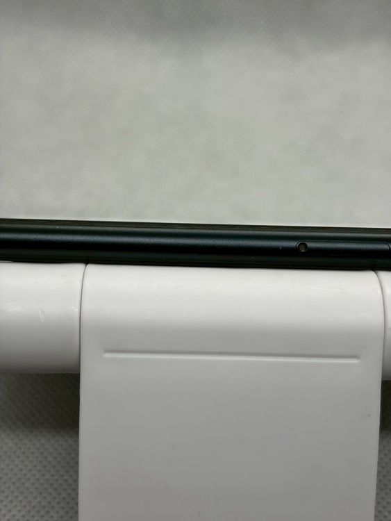 ���Хåƥ꡼83% ���� SIM�ե꡼ iPhoneSE ��3���� 64GB �ߥåɥʥ���