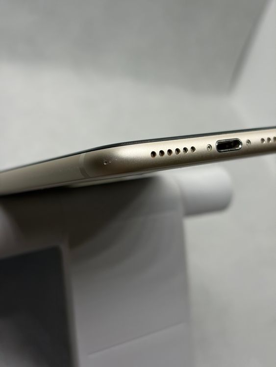 ��SIM�ե꡼ iPhoneSE ��3���� 64GB �������饤�� �Хåƥ꡼80%