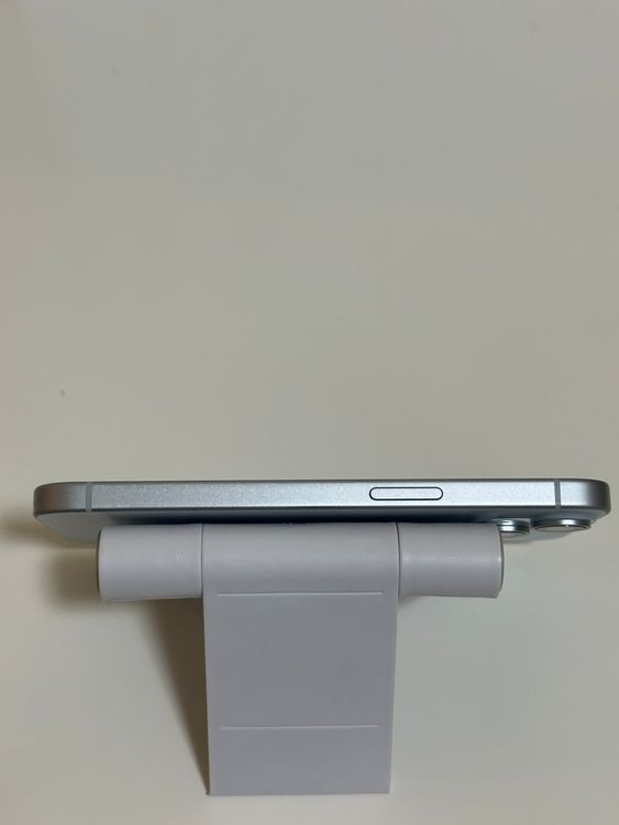 ���Хåƥ꡼83% SIM�ե꡼ iPhone15 128GB �֥롼