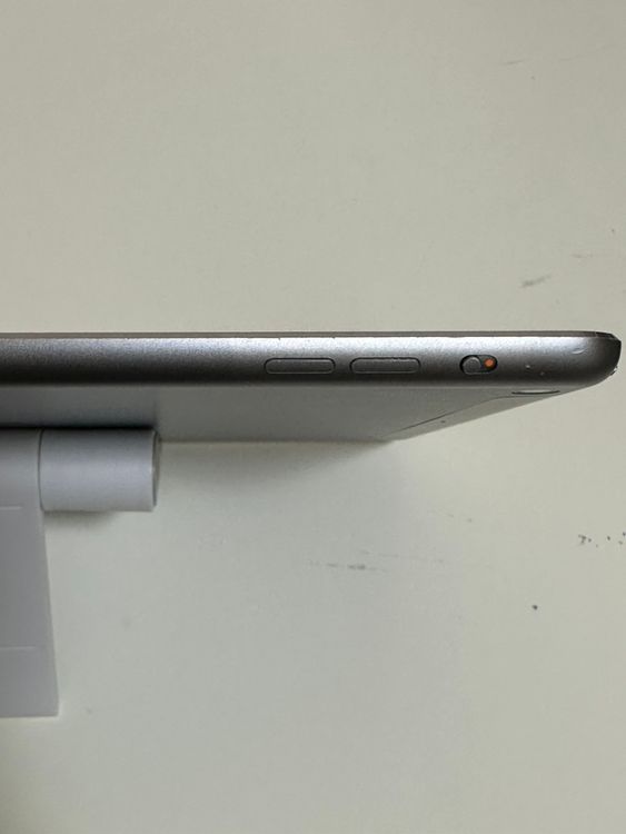 ��iPad Air ��1���� 32GB ���ڡ������쥤 SoftBank