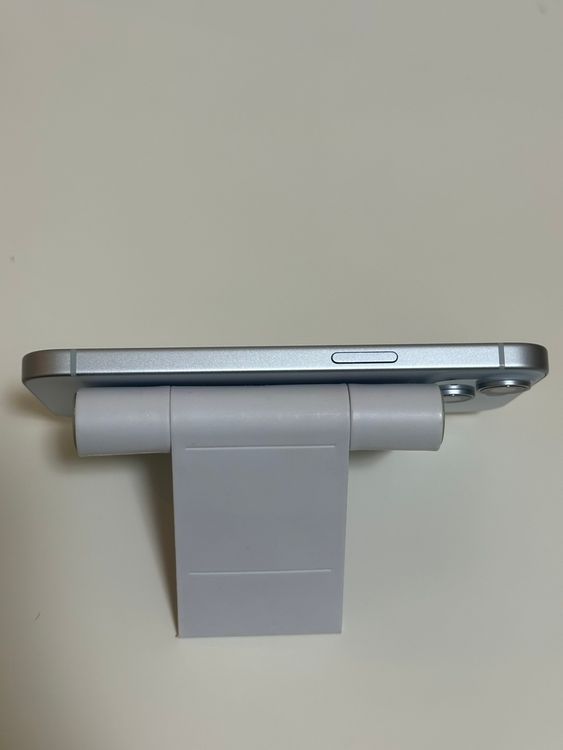 ���Хåƥ꡼82% SIM�ե꡼ iPhone15 128GB �֥롼