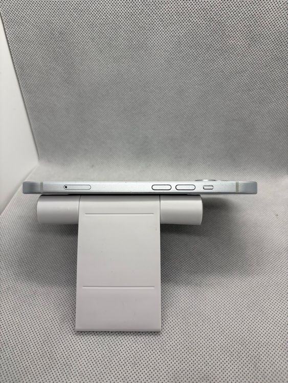 ���Хåƥ꡼88% SIM�ե꡼ iPhone15 256GB �֥롼