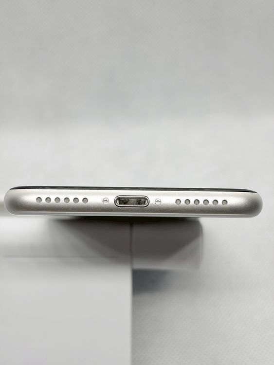 ���Хåƥ꡼83% SIM�ե꡼ iPhoneSE ��3���� 128GB �������饤��
