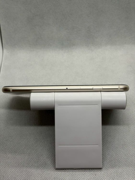 ���Хåƥ꡼82% SIM�ե꡼ iPhoneSE ��3���� 64GB �������饤��