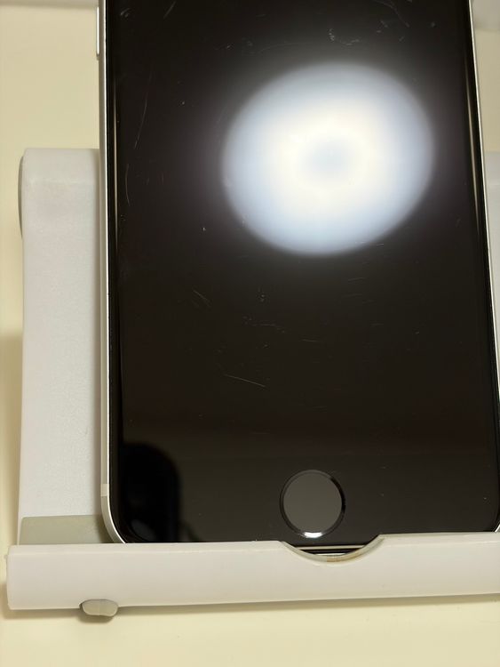 ���Хåƥ꡼83% SIM�ե꡼ iPhoneSE ��2���� 64GB �ۥ磻��