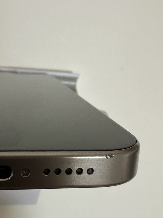 ���Хåƥ꡼80% SIM�ե꡼ iPhone15Pro 512GB �ʥ���������˥���