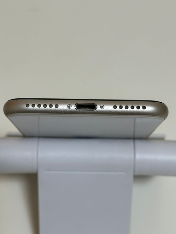 ��SIM�ե꡼ iPhoneSE ��3���� 64GB �������饤��