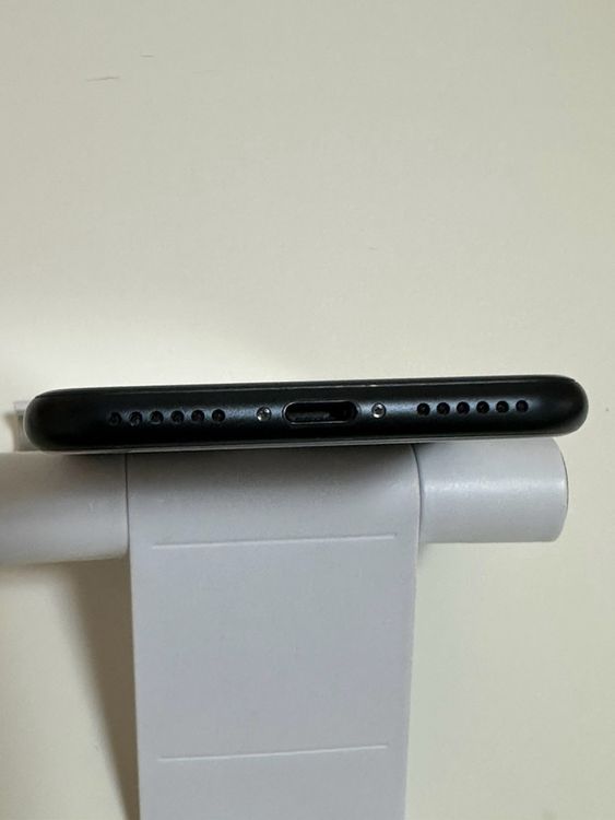 ��Ķ���� �Хåƥ꡼82% SIM�ե꡼ iPhoneSE ��3���� 64GB �ߥåɥʥ���