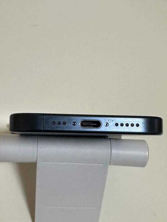 ���Хåƥ꡼80% SIM�ե꡼ iPhone15Pro 256GB �֥롼�����˥���
