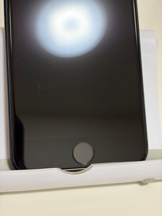 ���Хåƥ꡼89% SIM�ե꡼ iPhoneSE ��3���� 128GB �ߥåɥʥ���