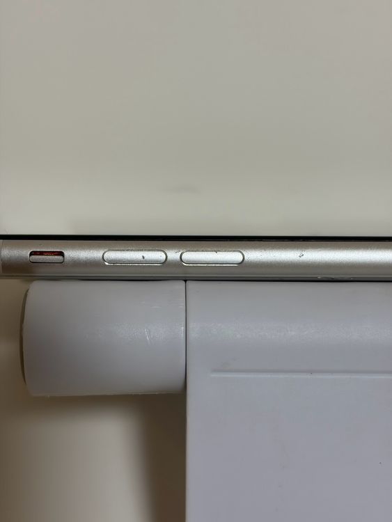 ���Хåƥ꡼94% SIM�ե꡼ iPhoneSE ��3���� 64GB �������饤��