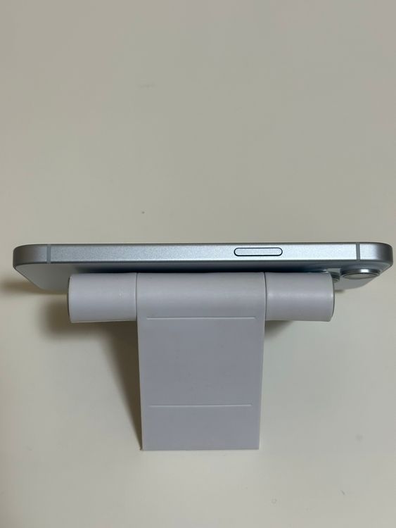 ���Хåƥ꡼82% SIM�ե꡼ iPhone15 128GB �֥롼