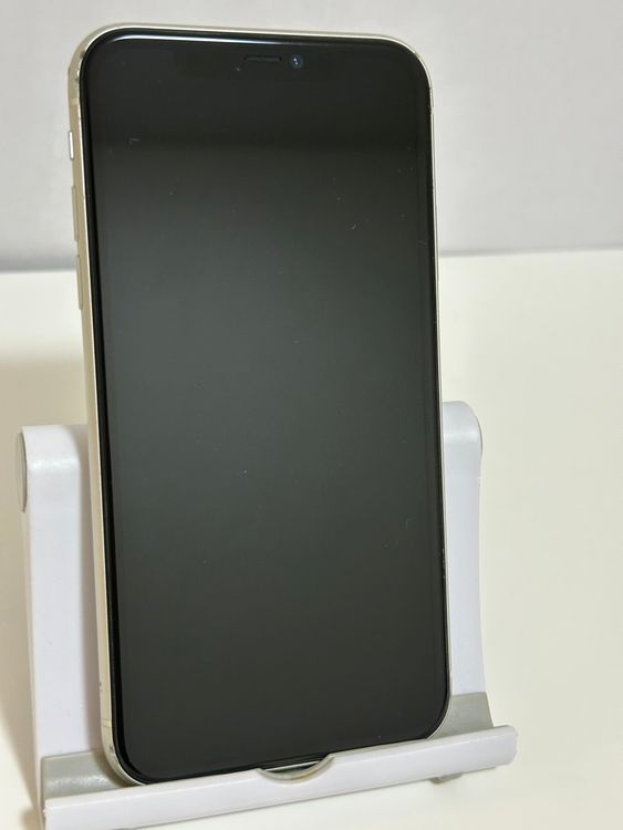 ���Хåƥ꡼90% SIM�ե꡼ iPhone11 64GB �ۥ磻��
