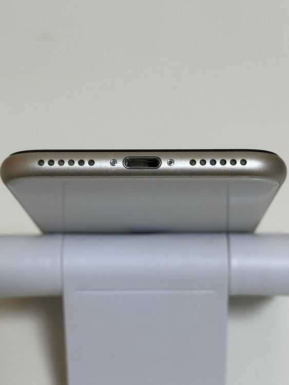 ���Хåƥ꡼86% SIM�ե꡼ iPhoneSE ��3���� 64GB �������饤��