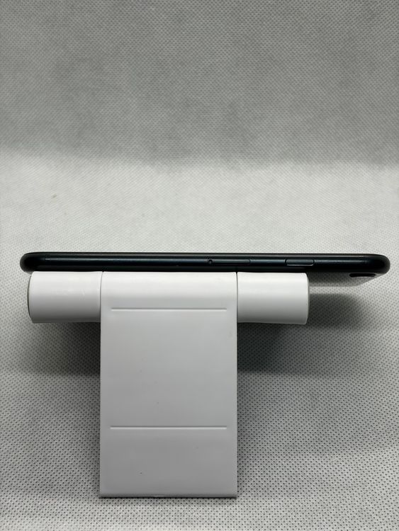 ��SIM�ե꡼ iPhoneSE ��3���� 64GB �ߥåɥʥ��� �Хåƥ꡼80%