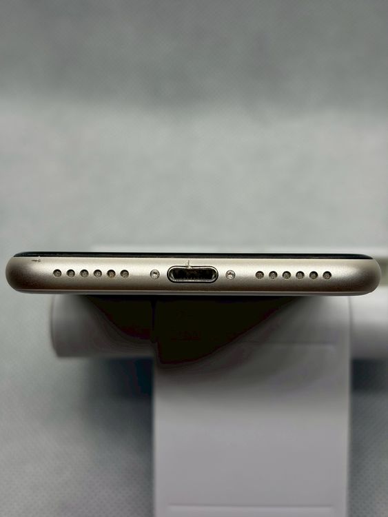 ��SIM�ե꡼ iPhoneSE ��3���� 256GB �������饤�� �Хåƥ꡼81%