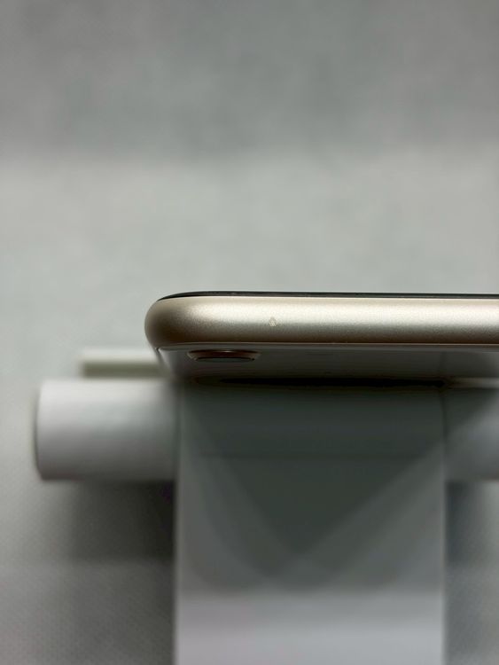 ������ SIM�ե꡼ iPhoneSE ��3���� 64GB �������饤�� �Хåƥ꡼81%