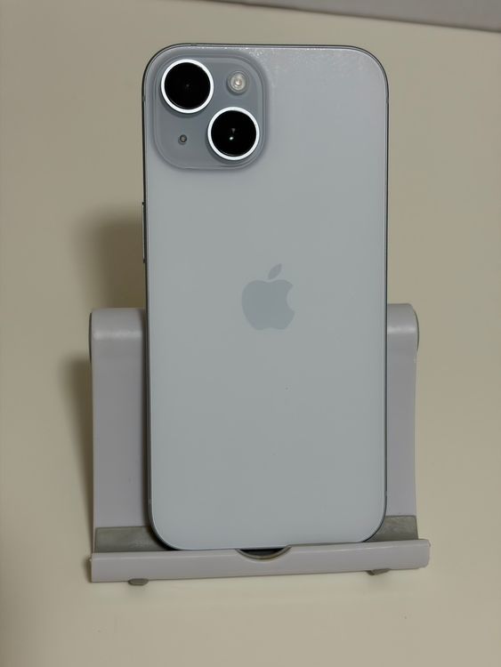 ���Хåƥ꡼85% SIM�ե꡼ iPhone15 128GB �֥롼
