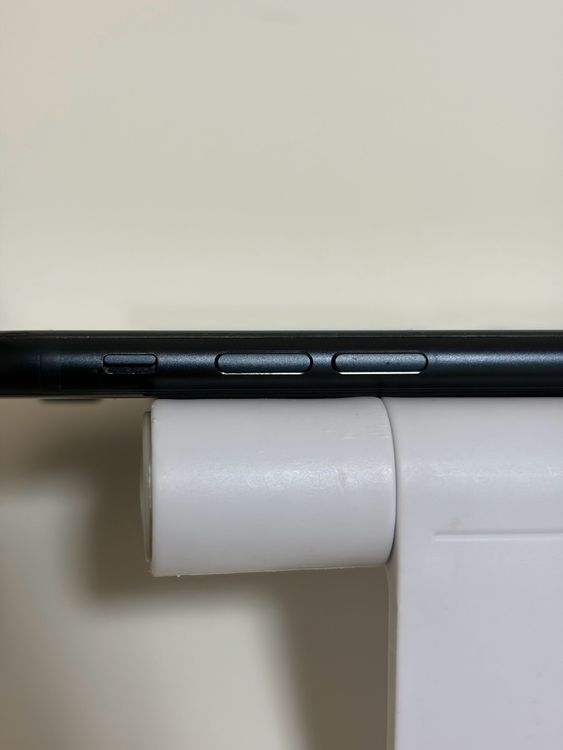 ���Хåƥ꡼83% Ķ���� SIM�ե꡼ iPhoneSE ��3���� 64GB �ߥåɥʥ���