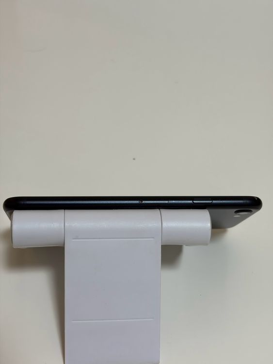 ��SIM�ե꡼ iPhoneSE ��3���� 128GB �ߥåɥʥ���