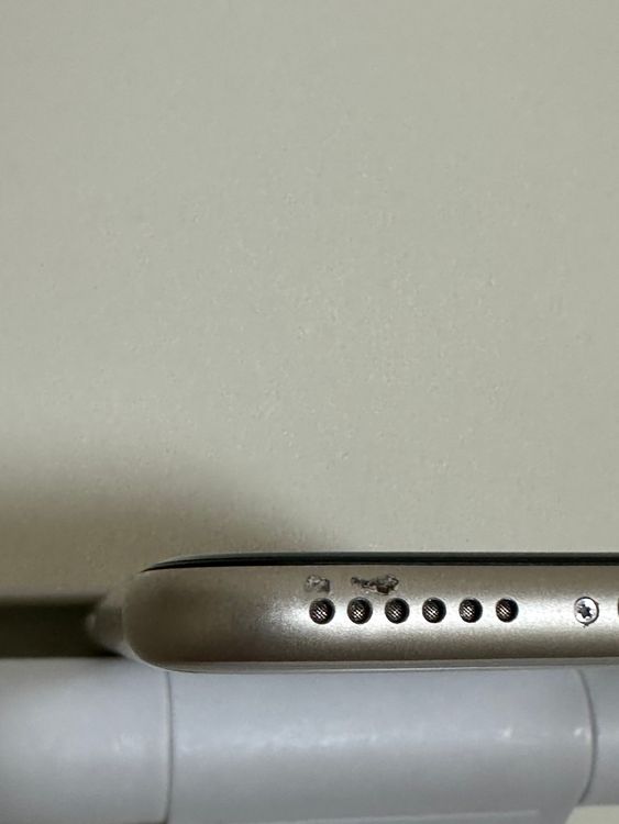 ���Хåƥ꡼85% SIM�ե꡼ iPhoneSE ��3���� 64GB �������饤��