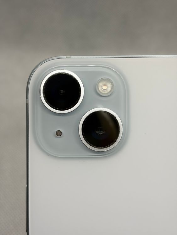 ���Хåƥ꡼84% SIM�ե꡼ iPhone15 256GB �֥롼